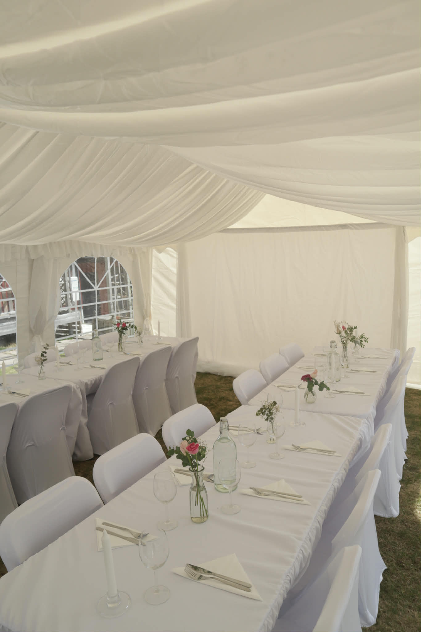 Bordsdukning blommor event planering födelsedag bröllop